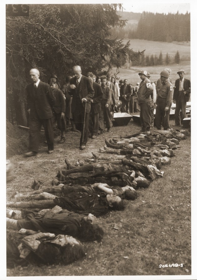 Exhumace a identifikace obětí pochodu smrti za povinné účasti obyvatel obce.
